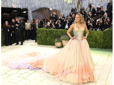 Блейк Лайвли блести на Met Gala 2026 с архивна рокля на Versace и драматичен шлейф в цветовете на изгрева и залеза